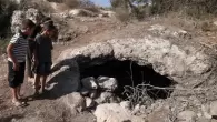 الكهف الذي استُشهد فيه الفلسطينيين الثلاثة