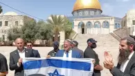 بن غفير حاملا علم إسرائيل في ساحة الأقصى