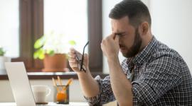 عناء النظر يزداد مع العمل على الأجهزة الرقمية