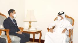 سعادة السيد سلطان بن سعد المريخي وزير الدولة للشؤون الخارجية خلال الاجتماع
