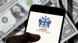 الدولار في مواجهة التضخم والتيسير النقدي (Getty)