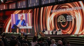 نائب رئيس مجلس الوزراء وزير الخارجية خلال جلسة نقاشية في منتدى أنطاليا