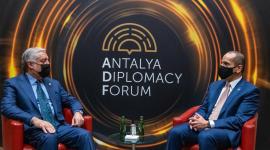 نائب رئيس مجلس الوزراء وزير الخارجية يجتمع مع عدد من المسؤولين