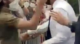 صورة تظهر صفع الرجل للرئيس الفرنسي على وجهه