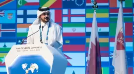 سعادة الشيخ جوعان خلال القاء كلمة أمام الجمعية العمومية للاتحاد الدولي للسباحة