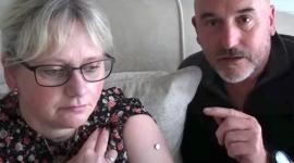 مشهد يظهر انجذاب المعادن إلى يد امرأة