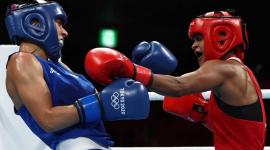 الملاكمة الصومالية رملا علي (الزي الأحمر)