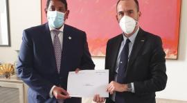 جانب من تسليم الرسالة