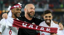 مدرب العنابي رفقة عدد من اللاعبين