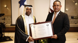 رئيس البرلمان البنمي خلال تكريمه سعادة السيد سعد النعيمي