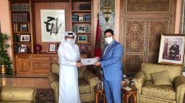 سفير دولة قطر لدى الرباط خلال تسليمه الرسالة لوزير  الشؤون الخارجية المغربي