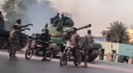 صورا لآليات عسكرية وجنود انتشروا في شوارع الخرطوم