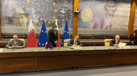 اثناء التوقيع على الاتفاقية