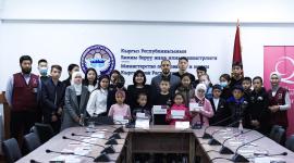 صورة جماعية عقب توزيع الهدايا