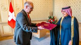 خلال تسليم نسخة من أوراق الاعتماد