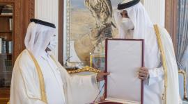 سمو الأمير يمنح الشيخ عبدالله بن سعود آل ثاني وشاح حمد بن خليفة