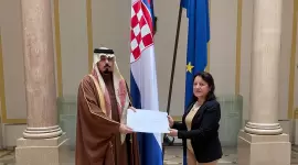 خلال تسليم نسخة من أوراق الاعتماد