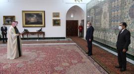 خلال تسليم نسخة من أوراق الاعتماد