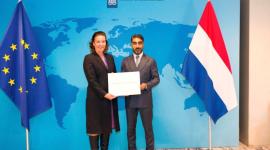 خلال تسليم نسخة من أوراق الاعتماد