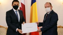 خلال تسليم نسخة من أوراق الاعتماد