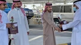 جمارك قطر تستقبل المسافرين بالهدايا والورود