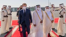 الرئيس الفرنسي مغادرا الدوحة