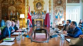 وزير الخارجية يجتمع مع نظيرته البريطانية