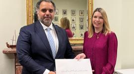 خلال تسليم نسخة من أوراق الاعتماد