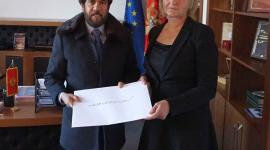 خلال تسليم نسخة من أوراق الاعتماد