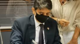 جانب من التوقيع