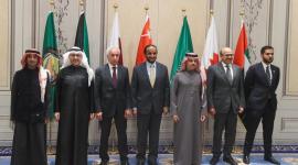 وزير الدولة للشؤون الخارجية في لقطة جماعية خلال الاجتماع