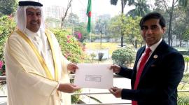 خلال تسليم نسخة من أوراق الاعتماد