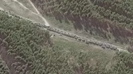 قافلة طويلة من الآليات العسكرية الروسية متجهة نحو كييف