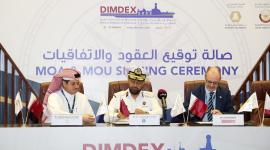 جانب من توقيع العقود