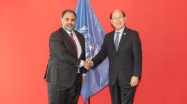 خلال تسليم نسخة من أوراق الاعتماد