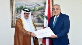 خلال تسليم نسخة من أوراق الاعتماد