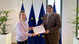 جانب من تسليم الرسالة الخطية