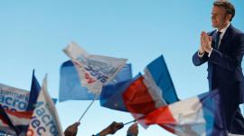 ماكرون وسط مؤيديه