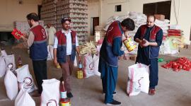 جانب من توزيع المساعدات