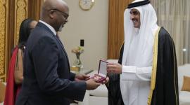 سمو الأمير يمنح سفيري رواندا وغانا وسام الوجبة