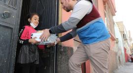 خلال توزيع وجبات الافطار