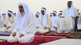 سمو أمير البلاد المفدى وسمو الأمير الوالد خلال تأديتهما صلاة عيد الفطر المبارك