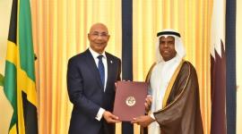 خلال تسليم نسخة من أوراق الإعتماد