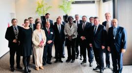 الوفد القطري مع المشاركين في الاجتماع