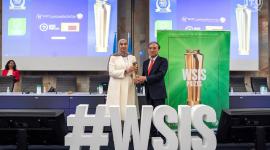 مشاعل علي الحمادي خلال تسلم الجائزة