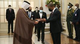 خلال تسليم نسخة من أوراق الاعتماد