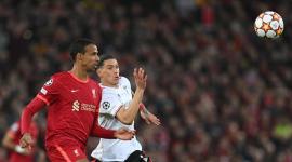 داروين نونيس خلال مواجهة سابقة مع ليفربول