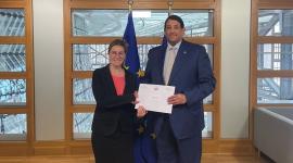 جانب من تسليم الرسالة الخطية