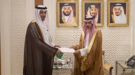 جانب من تسليم رسالة سمو الأمير إلى خادم الحرمين الشريفين