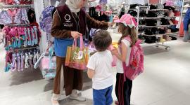 خلال توزيع كسوة العيد على الأطفال